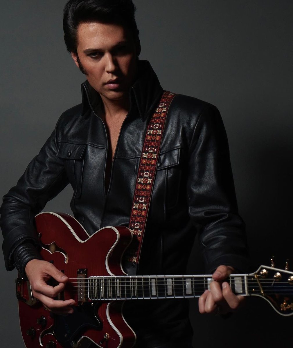 AButlerNews's tweet photo. Austin Butler photographed as Elvis Presley during the ‘68 comeback special by Hugh Stewart. https://t.co/5UM4UXoO9J