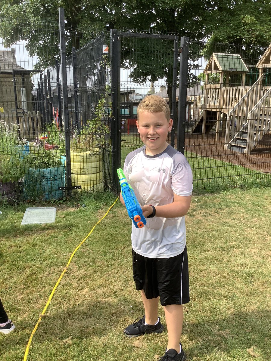PeelParkClass13's tweet photo. No better way to cool down in this weather than with a good old water fight ☀️🤪 https://t.co/rJEcEFaweX