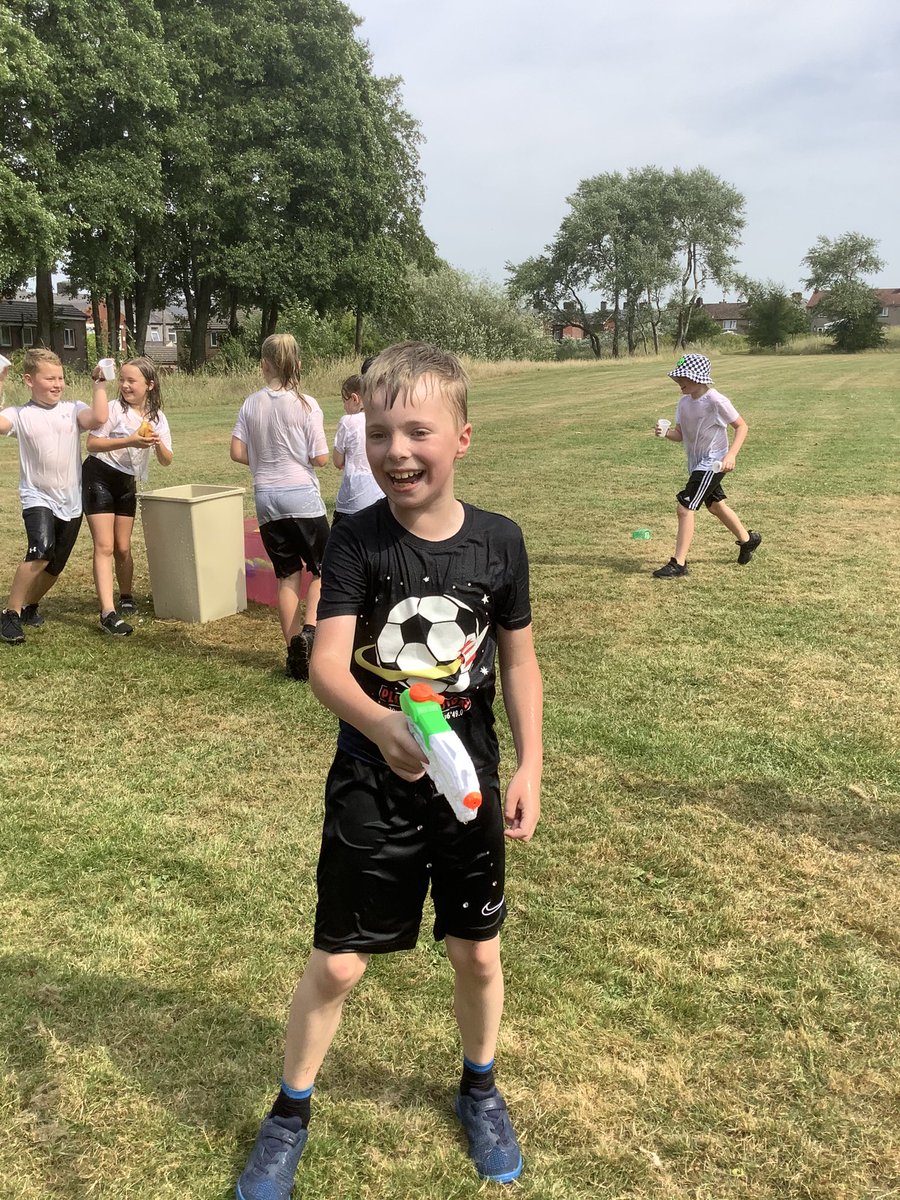 PeelParkClass13's tweet photo. No better way to cool down in this weather than with a good old water fight ☀️🤪 https://t.co/d4c2jg6fdq