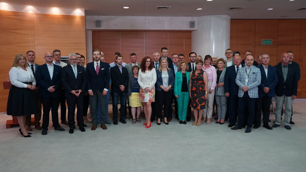 Fuzja @PKN_ORLEN i <a href="/GrupaLOTOS/">Grupa LOTOS</a>  przebiega z poszanowaniem strony społecznej. Potwierdza to zawarte dziś porozumienie ze Związkami Zawodowymi, zabezpieczające gwarancje zatrudnienia i bezpieczeństwo pracy. To ważny krok w budowaniu zintegrowanego koncernu multienergetycznego.