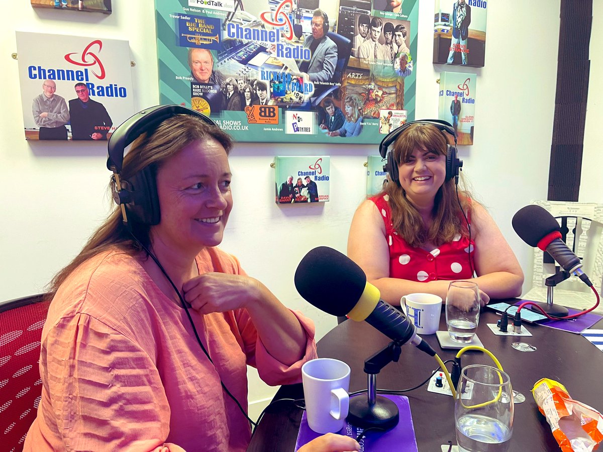 Live now - With me &amp; <a href="/vanillaweb/">Paul Andrews</a> on todays #BBunker Radio Show we have 2 award winning  guests 

Sally Newall <a href="/SimplyIceCream/">Simply Ice Cream</a>

Claudette Watson <a href="/BarHoudinis/">Houdini's Magic Bar</a>

Show sponsor <a href="/PottersHD/">Potters Home Digital</a>

Live at 1pm here ==> buff.ly/2iSC6Wq