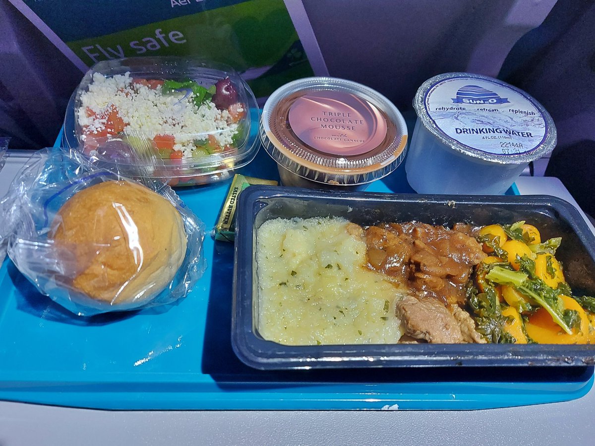 Michaelkelly707's tweet photo. The "dinner" & "Breakfast" offering in economy on last nights @AerLingus flight #EI106 from New York JFK to Dublin. I'll let you make your mind up about this #InFlightCatering
#paxex #AirlineFood https://t.co/5pGSuNLeII