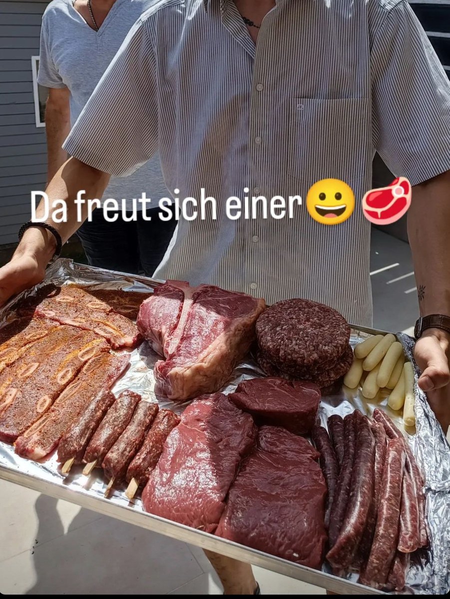 SKAL3X09's tweet photo. Das sind 2 aufeinander folgende Instastories eines Restaurants aus meiner Nähe. Bin ich der einzige der das moralisch sehr fragwürdig findet? #goVegan https://t.co/NCCL2nehmg