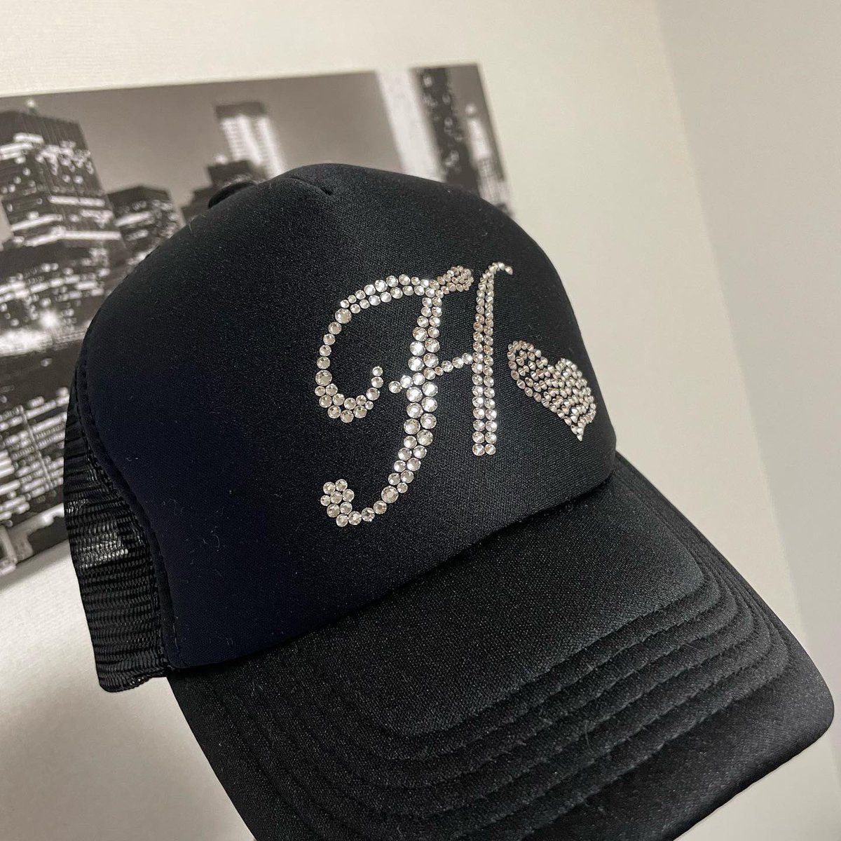 deco_me0320's tweet photo. ❤︎オリジナルCAP❤︎

✴︎好きな文字、数字、イニシャルを入れた世界に１つだけの帽子
✴︎メッシュキャップのみ

🔥DMにてオーダーお待ちしてます🔥

【使用素材】 
スワロフスキー&amp;プレシオサ
をオーダーの色により、
使い分けての作品になります。

#スワロデコ
#スワロフスキー
#プレシオサ https://t.co/AuEq0n2CAL