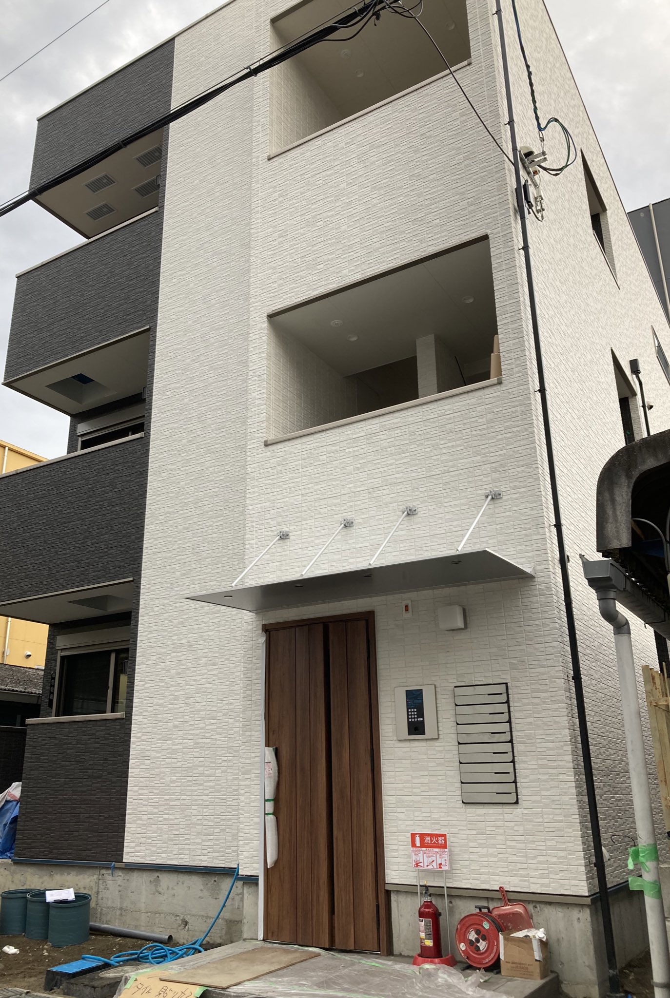 たけたけ 火事で自宅が全焼してから11ヶ月 あしたは新築なった自宅兼アパートに引っ越し やれやれ ほんと自分でも頑張りました レイアウト準備やカメラ機材 失ったものも多いですが 心機一転 です T Co Jgevrotvjr Twitter