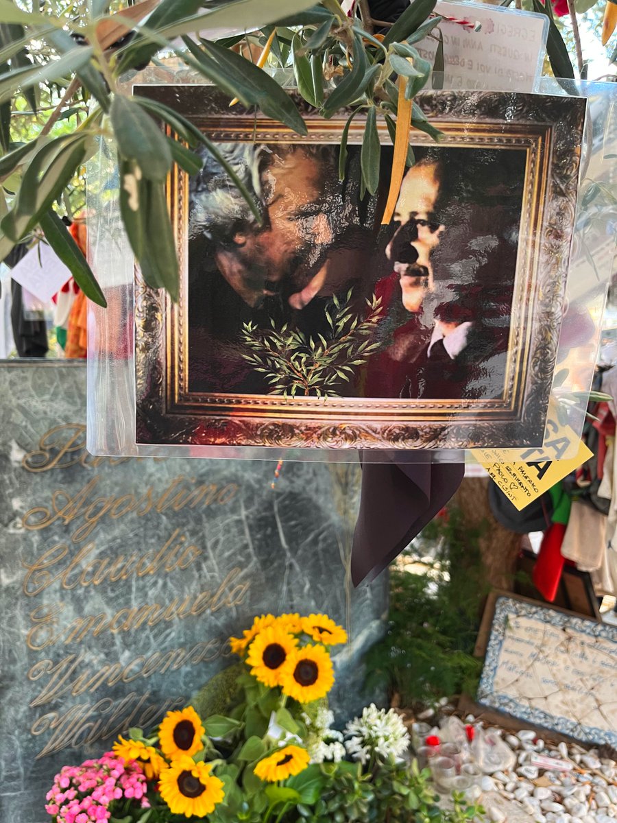 MariaFTimbro's tweet photo. Oggi sono trent’anni di bugie e celebrazioni. 
Sono stanchi i familiari di #PaoloBorsellino, i suoi figli, il fratello, i nipoti e, ad essere sinceri, siamo stanchi anche noi. 
Noi che abbiamo avuto l’adolescenza segnata dalle stragi, dalle bombe, da un..

https://t.co/CkoKqJLJXI https://t.co/U8Umf1fKOh