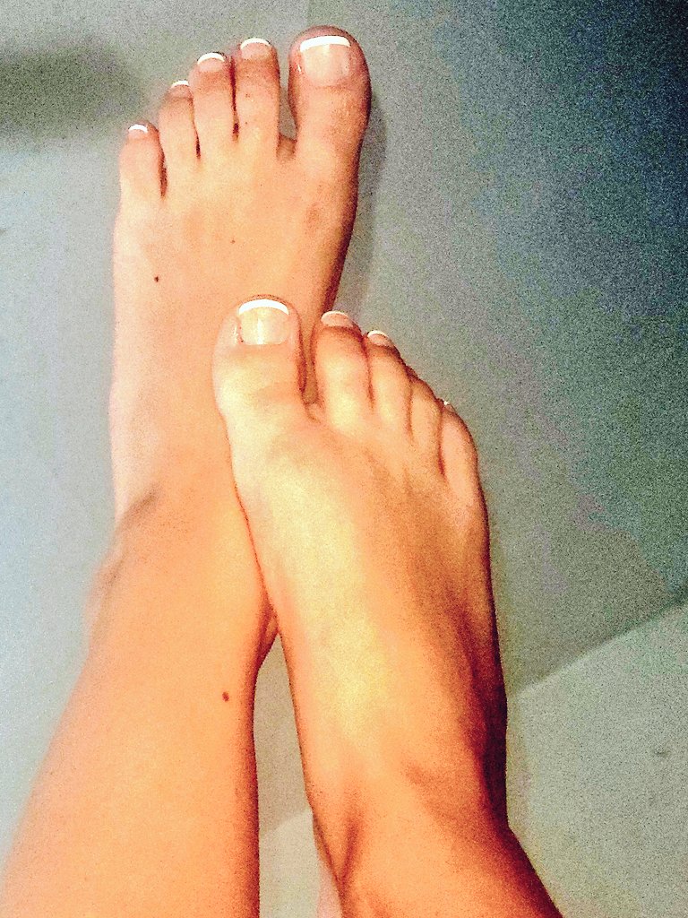 CLynne143's tweet photo. Want feet &amp; underwear pics? 4$ &amp; 5$ each for one week. 19th-26thDo you love worn items? Worn Socks, undies, stockings, leggings snd workout items &amp; shoes. More coming. I don't have much posted but I take requests. Say hello!  @CLynne143 https://t.co/WsPBnqfCO6