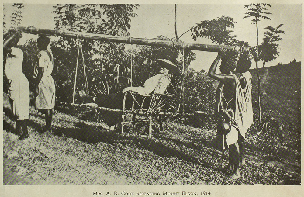 Mrs. A. R. Cook (Wife to Albert Cook) being carried up Mountain Elgon by a group of young men in 1914.

Photo: hipuganda.org/collection/uga…