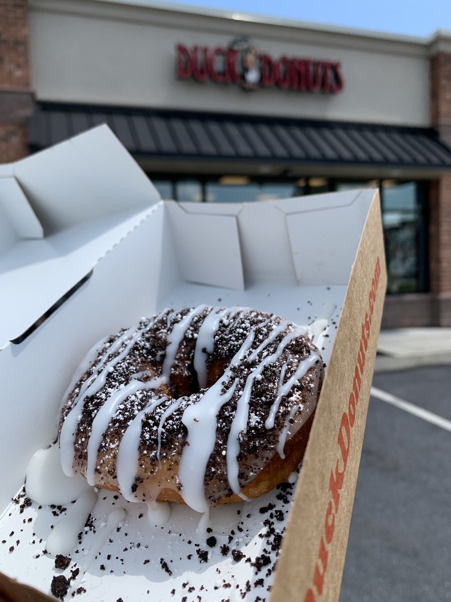 KendalsBites's tweet photo. Did you know: you can roll into @DuckDonuts and treat yourself to a single warm donut whenever you want? This is the Boardwalk: glazed icing, @Oreo crumbles, powdered sugar, and vanilla drizzle 😍 #quackpack https://t.co/juC92r7HPF