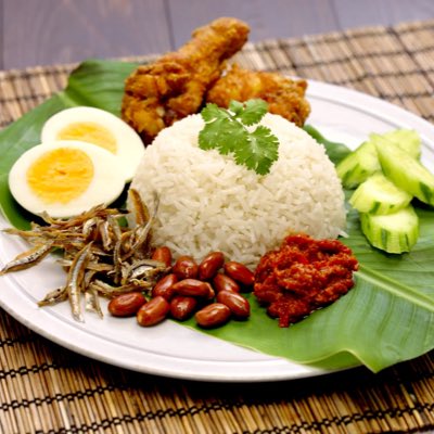 EsMakanan's tweet photo. Nasi lemak is a Malay dish that consists of fragrant rice cooked in coconut milk and pandan leaf. It is widely available in Malaysia, where it is regarded as the national dish.
#nasilemak #malaydish https://t.co/tGYlxIRkPv