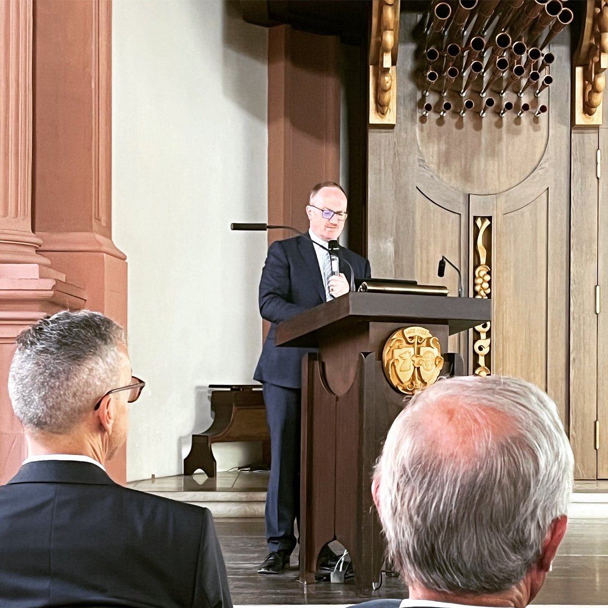 SaschaGenders's tweet photo. #Volkswirte in der Neubaukirche in #Würzburg. Klasse Impuls von @Lars_Feld auf Einladung von @PeterBofinger. Sehr lohnenswert.. Und auch #OtmarIssing war vor Ort. #Wirtschaftspolitik #Vortrag #rotary https://t.co/vzJiF1ltGT