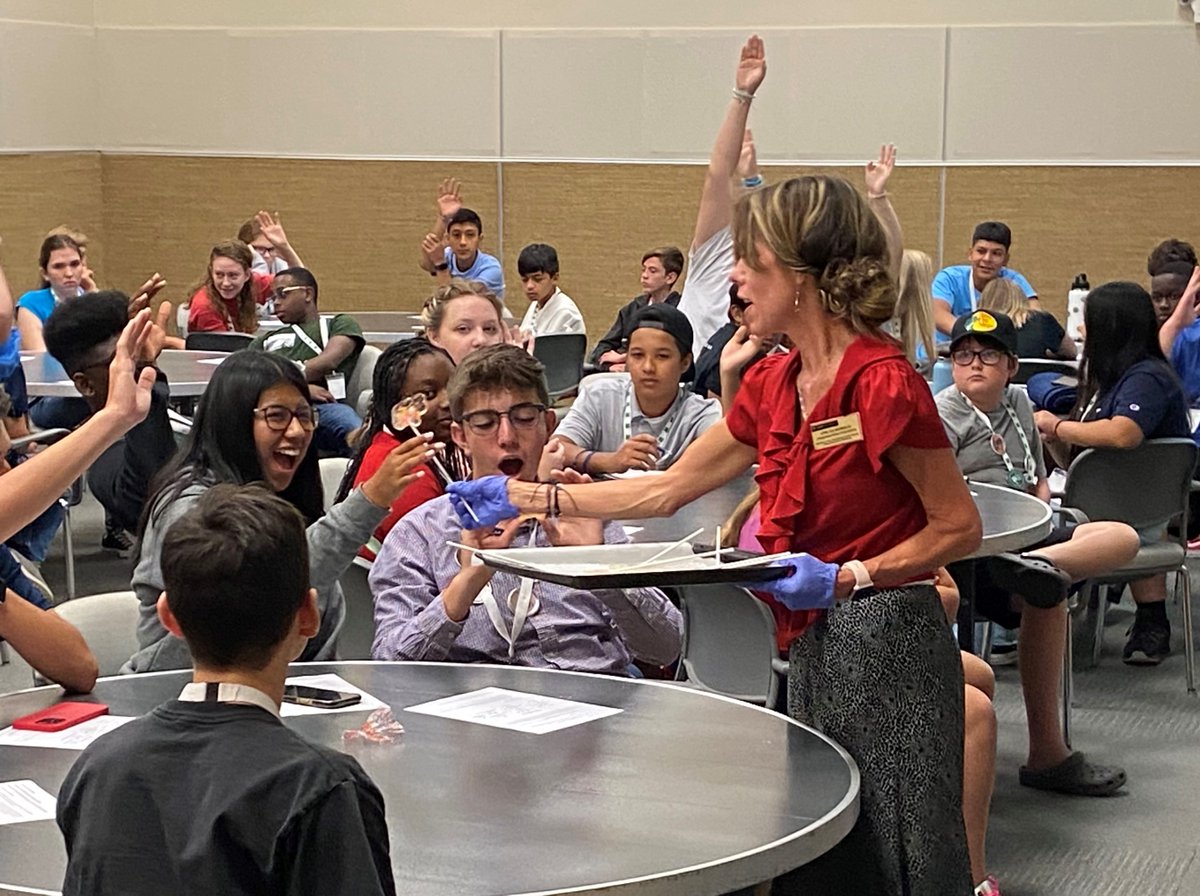 fbnsncstate's tweet image. We're sharing #foodscience at annual NC @4H Congress. 500+ youth ages 13-18 participate in workshops/service opportunities. April Hix Morrison taught a "Science You Can Eat" workshop making "glass" lollipops. Let's just say...the kids ate it up! #sciencerocks #highschoolscience