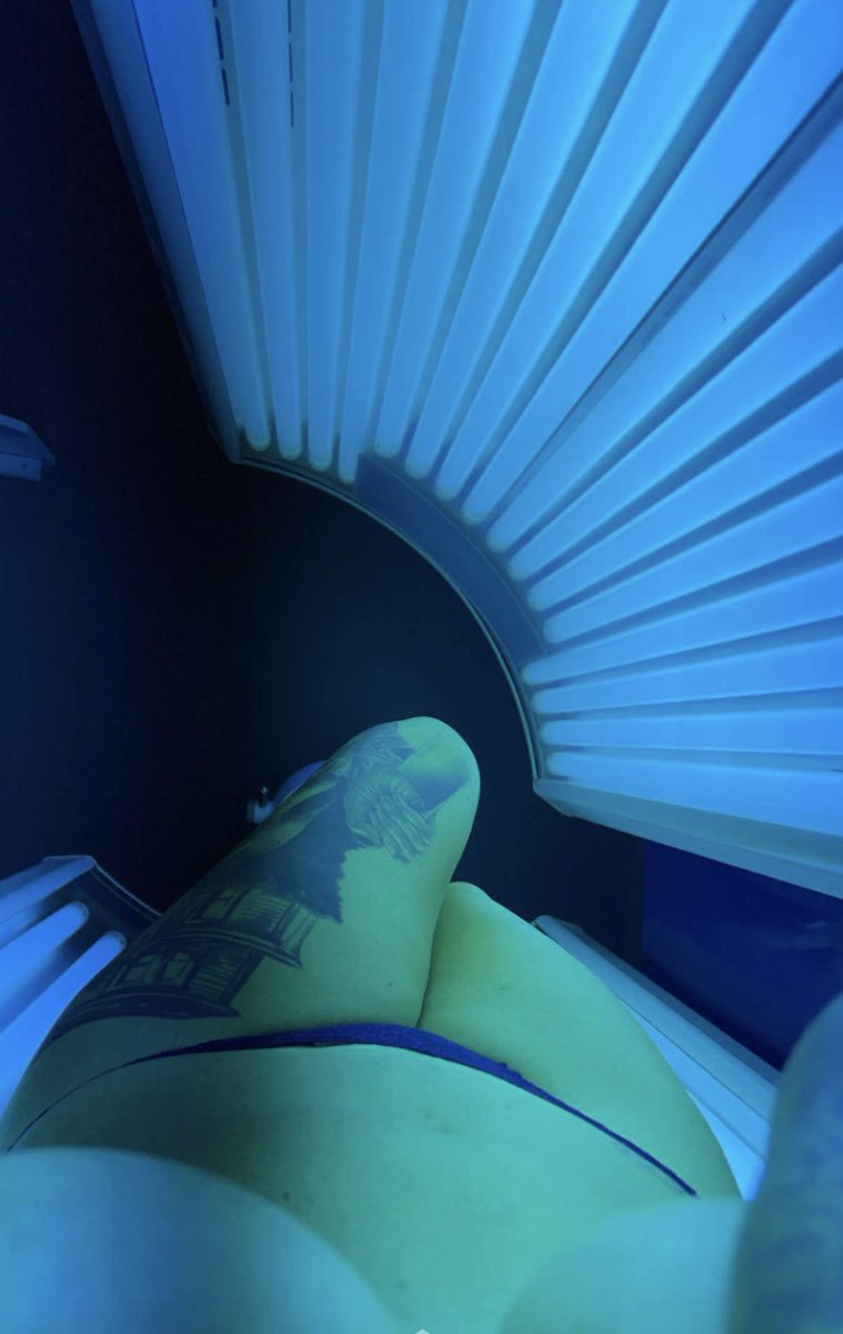 KittenDaddyz's tweet photo. Got to get that tan 😉💋 https://t.co/M7E6lSu3zi
