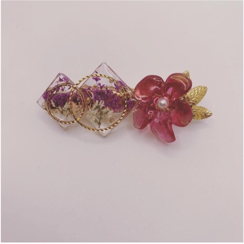 thecarrot118's tweet photo. Carrot artisan Kayi Chung is a Hong Kong native who now resides in Edmonton, Alberta. She specializes in homemade artisan jewelry, with many containing real flowers cemented in a clear acrylic gel. Come by, grab a direct trade coffee, and check out her jewelry! #artisan #localyeg https://t.co/YKipFp695N