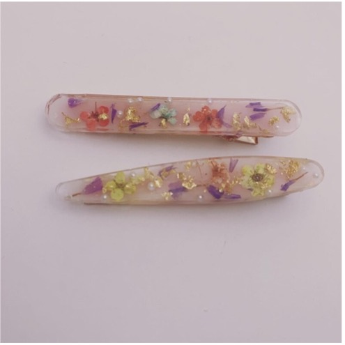thecarrot118's tweet photo. Carrot artisan Kayi Chung is a Hong Kong native who now resides in Edmonton, Alberta. She specializes in homemade artisan jewelry, with many containing real flowers cemented in a clear acrylic gel. Come by, grab a direct trade coffee, and check out her jewelry! #artisan #localyeg https://t.co/YKipFp695N