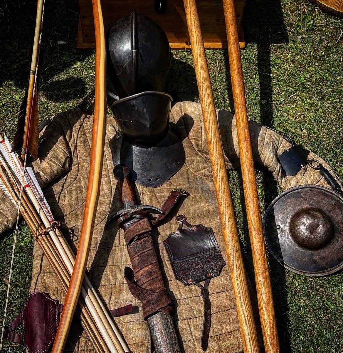 claiomh_ireland's tweet photo. Great weekend interpreting two eras of Dublin #irishhistory at #rosefestival #fifteenthcentury #ww1 #irishcivilwar #decadeofcentenaries @AnnesParkArch @dublincitycouncil @dublincitycouncilpar #millsbomb #jackchains  #totschläger #longbow #sheafofarrows @ABH1550 @CathyMoore_Arch https://t.co/5lMuJFbBYs