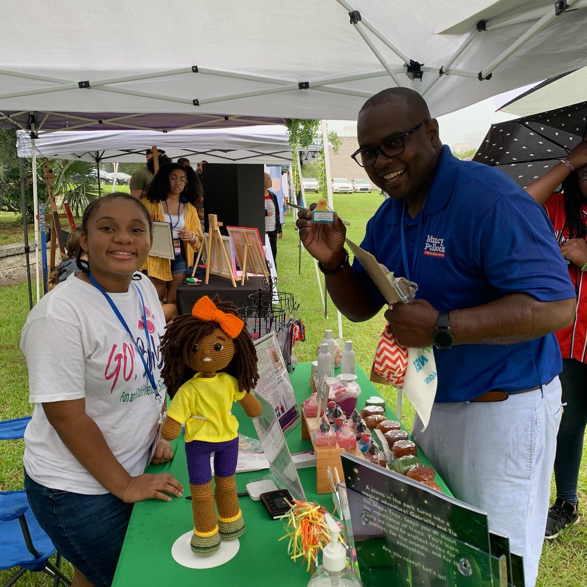 MincyPollock's tweet image. On Saturday, Mincy had the distinct honor to be a Judge at the Young Biz Kid Day. Mincy believes in Small Businesses and wants to help expand their capacities and help them grow. 
#SolutionsForBusinesses