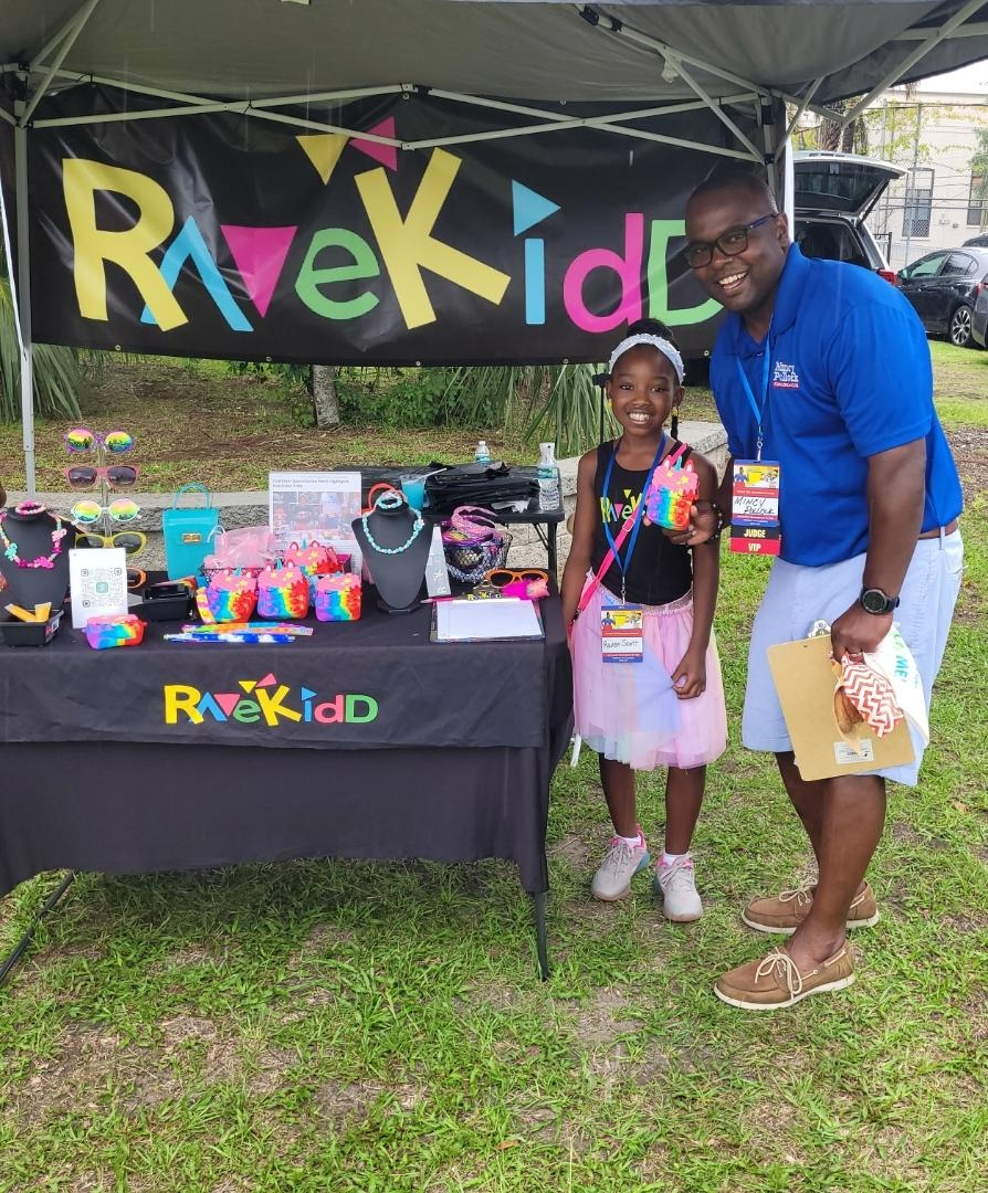 MincyPollock's tweet image. On Saturday, Mincy had the distinct honor to be a Judge at the Young Biz Kid Day. Mincy believes in Small Businesses and wants to help expand their capacities and help them grow. 
#SolutionsForBusinesses