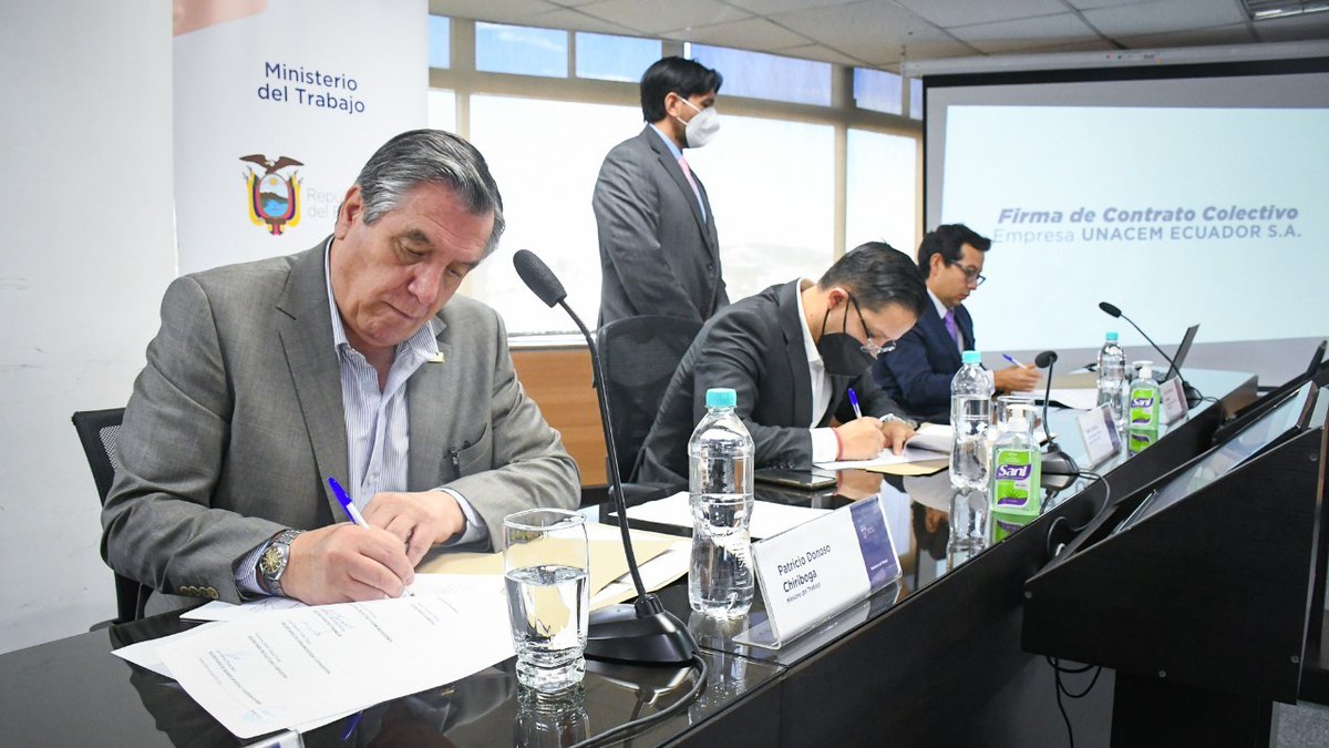 #MDTInforma | Promulgamos relaciones amigables entre trabajadores y empleadores.

El ministro <a href="/DonosoEcuador/">Patricio Donoso</a> junto al viceministro @CMFebresCordero y al Director Regional de Quito, Henry Valencia, participaron en la firma del Contrato Colectivo de la Empresa UNACEM ECUADOR S.A.