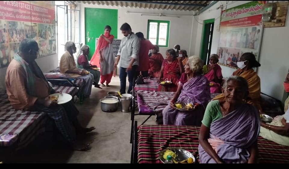 Besides running shelters for elderly and orphaned women, Kanuri Madhavi of Gannavaram (#Vijayawada). 
She washes wounds of elderly deceased people before their last rites all this without getting any FINANCIAL support. 
She says 'Change begins at home.'