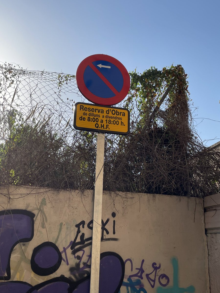 Si ya es dudosa la señal,llevamos dos días en q con una valla y una cinta evitan que los vecinos aparquemos más allá de las 18h. Alguna repuesta <a href="/apropcornella/">ApropTeuCornella</a> y Guardia Urbana. Entiendo que cualquier señal, cinta o valla debería ser de Guardia Urbana. Es en Passatge dels Horts