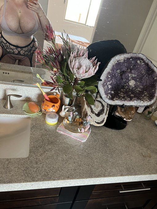 Yeah that&rsquo;s right~ my soap dish is an animal crossing leaf. https://t.co/ZwhJV4mL7I