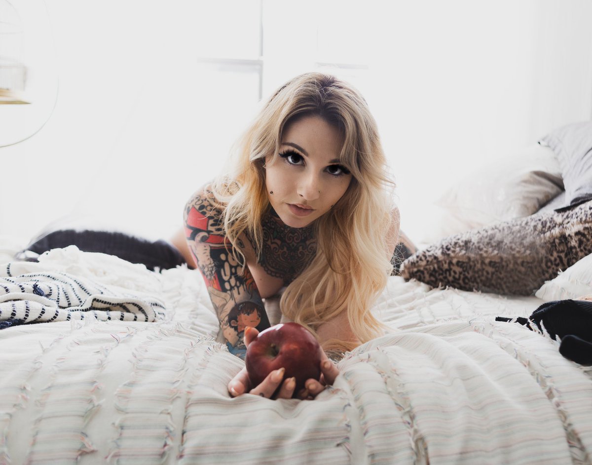It is UNFAIR how perf Sky Graves is in her newest set “A New Moon” 🍎 suicidegirls.com/members/skygra…