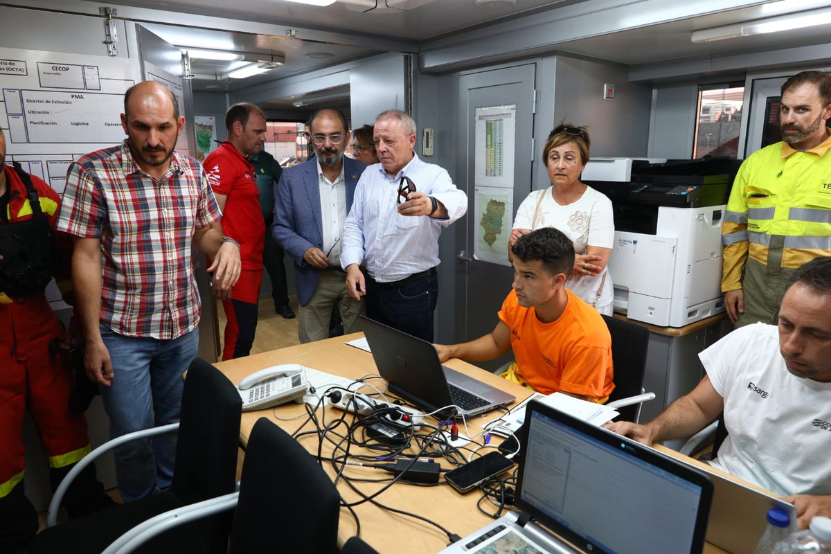 GobAragon's tweet photo. Comienza la reunión del #CECOPI en el Puesto de Mando Avanzado de #Ateca para conocer la evolución del incendio. Presidida por @JLambanM 
#IIFF #IFAteca  
@IIFFAragon @112Aragon https://t.co/LWpgn5LDMf
