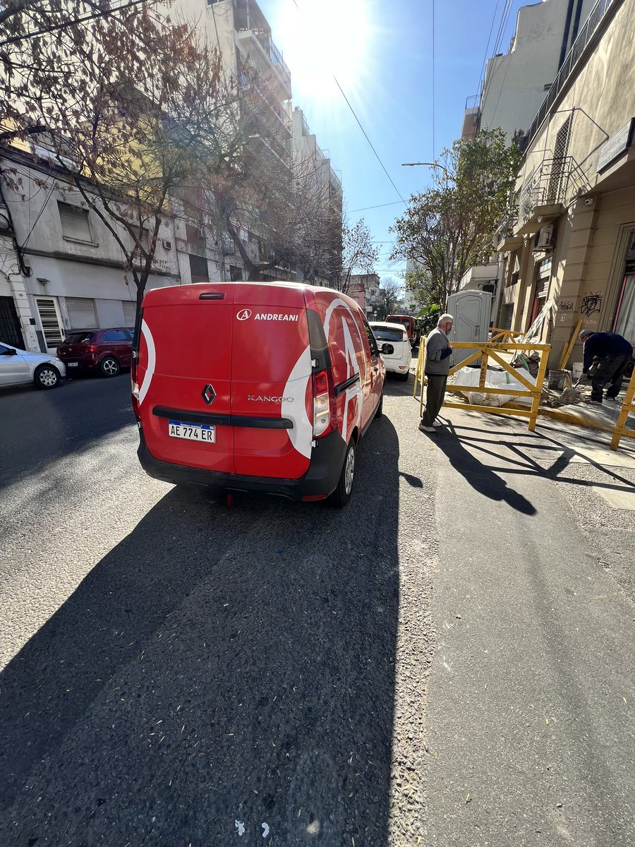 Tatinmagaldi's tweet photo. Hola @AndreaniOk creo que deberían enseñar a estacionar a sus repartidores. O @batransito controlar un poco más a la zona de Caballito. Davel y Av Acoyte, camioneta tapa la mitad del cruce, obligando a hacer una maniobra peligrosa con el tránsito de Acoyte. https://t.co/yJcDl17Bfh
