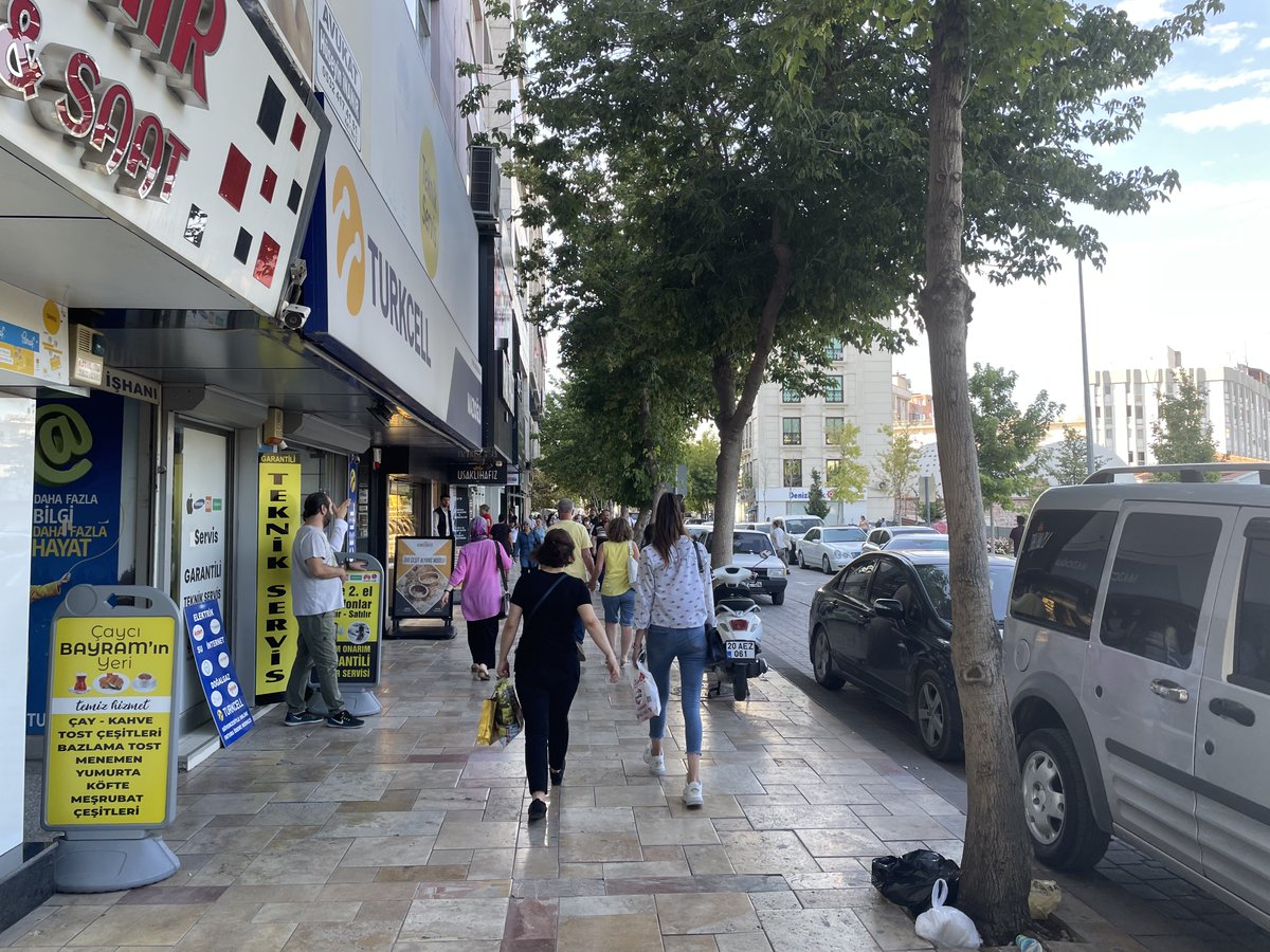 wheredoIwalk's tweet photo. Small shops are great values for a city's walkability 🚶♀️🛍️ In addition to their role in the local economy, paths with shops are more enjoyable🚶♂️
Hope to see more artisanal shops in our walking ways #WhereDoIWalk #oùjemarche #neredeyürüyorum #pordondecamino https://t.co/j8FayGTRAG