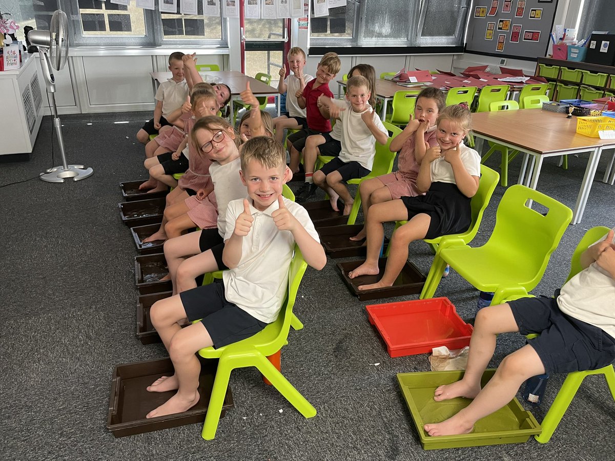 AnParkInfants's tweet image. Trying to keep cool in Year 1… Cold water foot soak!! #apiclass3 #apiclass4
