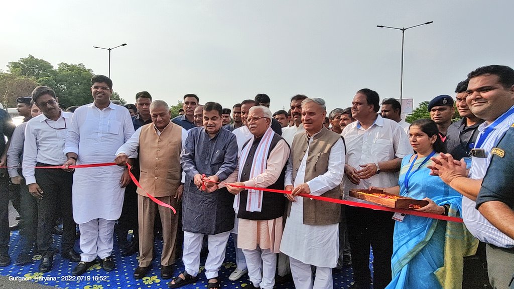 ArtiSinghRao's tweet photo. 2 हजार करोड़ से तैयार गुरुग्राम-सोहना एलिवेटेड हाईवे का माननीय केंद्रीय मंत्री श्री @nitin_gadkari जी ने उद्घाटन किया और
एलिवेटेड हाइवे का निरीक्षण किया। 
@NHAI_Official @MORTHIndia https://t.co/teFFtq5Gsj