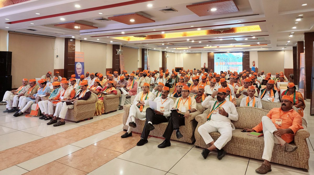 ajaeybjp's tweet photo. काशीपुर में आयोजित प्रदेश प्रशिक्षण वर्ग के द्वितीय सत्र में "हमारी कार्यपद्धति" के विषय को लेकर कार्यकर्ताओं को संबोधित किया।

@BJP4UK #prashikshanvarg https://t.co/5Kk0bZVTrY