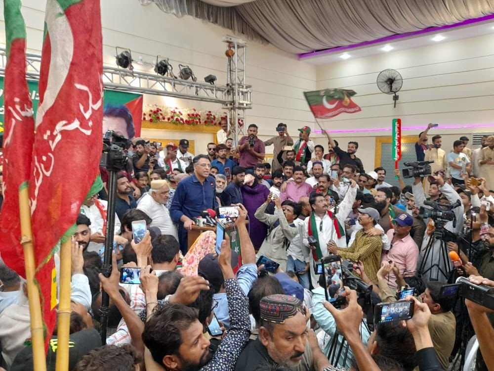 PTIOHyderabad's tweet photo. حیدرآباد میں آج تک اتنا چارجڈ کراوڈ نہیں دیکھا ڈسٹرکٹ حیدرآباد کی تنظیم کو مبارک ہو آپ کا کام نظر آرہا ہے آپ نے تحریک انصاف کو حیدرآباد کی ایک ایک یوسی میں پہنچادیا ہے انشاء اللہ ہم حیدرآباد میں بھرپور کامیابی حاصل کریں گے۔
@Asad_Umar 

 #AsadUmarInHyderabad https://t.co/1HzcfquccI