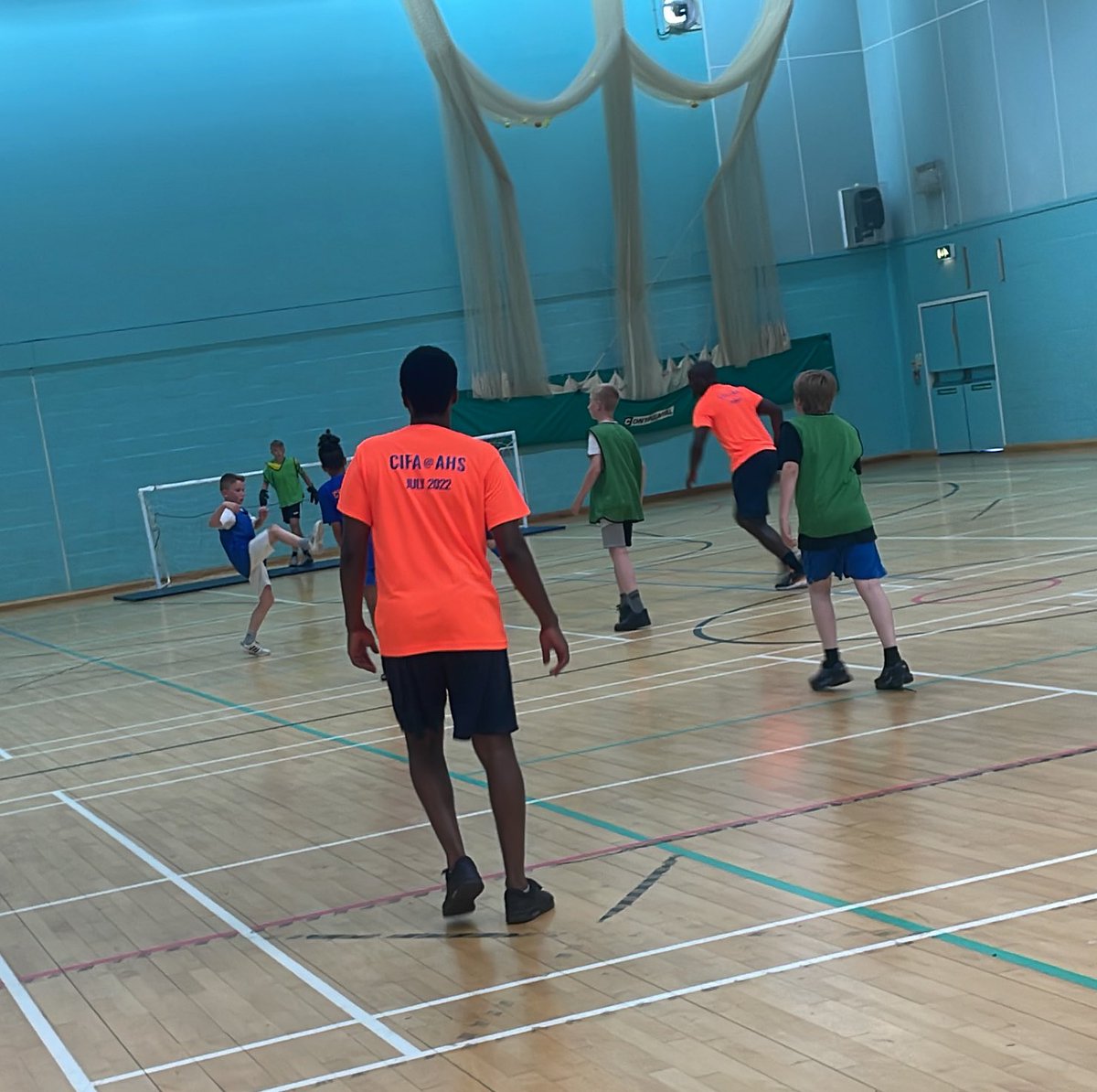 You can’t beat indoor football! 

Coaches acting as a pivot for both teams, offering tactical assistance to encourage multi-directional play! 🧡💙⚽️

@AHS_ActWeek