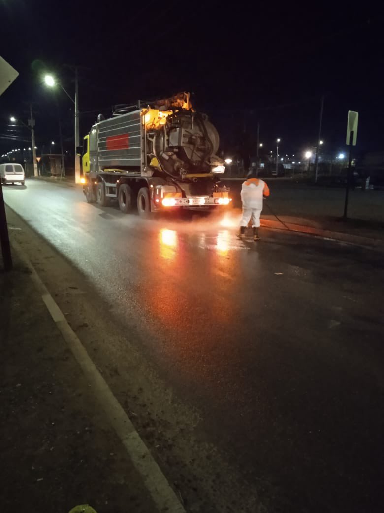 eapsacl's tweet photo. 💧☔️♻️1 intensa jornada d trabajo tuvo ayer, #18Julio, el equipo humano d #EAPSA para destapar 3 alcantarillas sector Lomas d Manso, #Melipilla, debido a q -con las recientes lluvias- colapsaron x la enorme cantidad d desperdicios. Llamado a tomar conciencia ecológica y #reciclar https://t.co/7p3orqRa3t