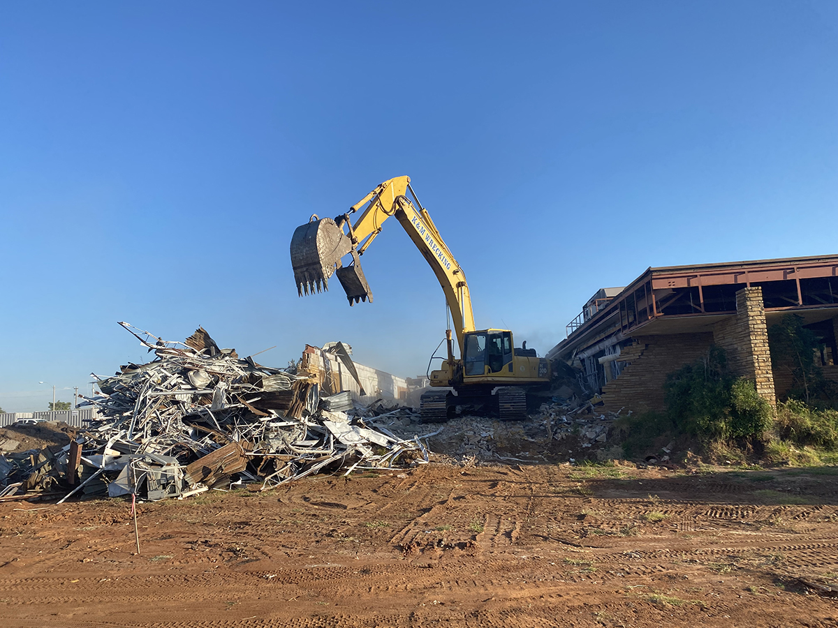 Demolition begins on Earlywine Golf Clubhouse. The $8.5M voter-approved project includes a new clubhouse, covered hitting pavilion, expanded driving range and other renovations. Demo ends this week with anticipated construction complete fall 2023. #OKCPW