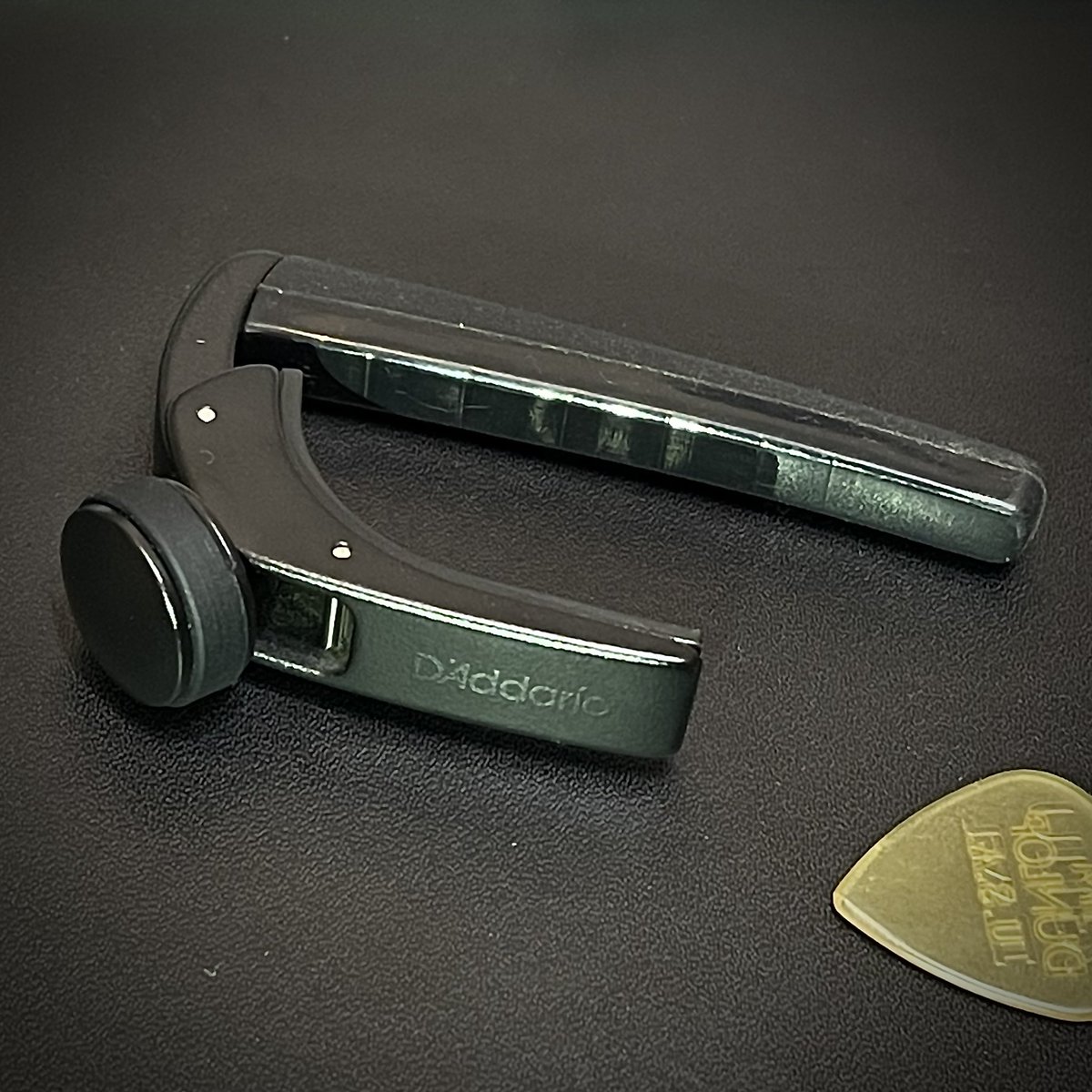 本日は宅録のお仕事🎸
一発でOK貰えるととても嬉しいですね！
アコギ感いっぱい漂うような綺麗な曲でした！

今回から導入したダダリオのPW-CP-19 Capo Pro Plus
めちゃくちゃ良い。。
これ一個でガットやエレキ、12弦ギターまでカバーできる😁