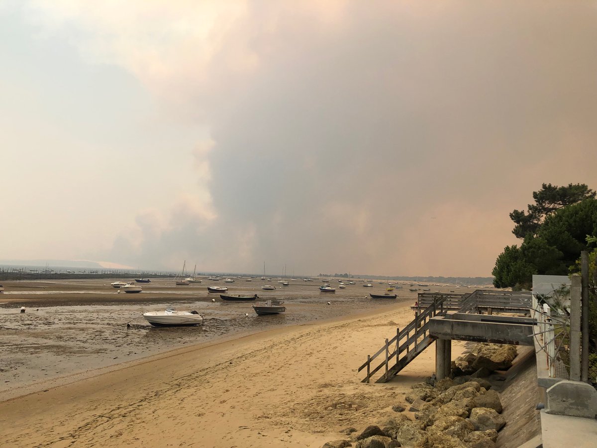 c_bidet's tweet photo. Courage aux pompiers mobilisés depuis des jours sur cet incendie dévastateur… Profonde tristesse face à cette ambiance apocalyptique.. 😔 #LaTestedeBuch #Gironde https://t.co/Tbm6J1xsqw