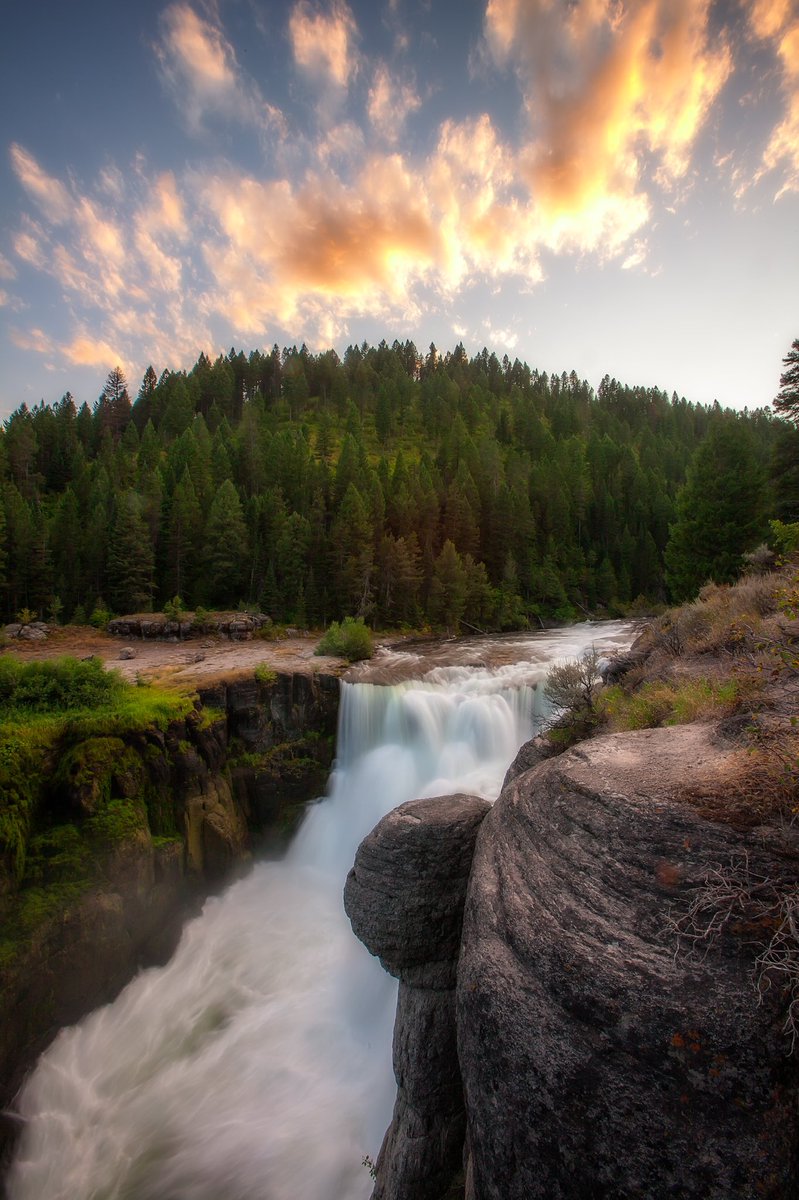CronosDiamond's tweet photo. The calm of the flow and the thoughts of soothing sounds will echo through your soul. Can your PFP do this? #PhotographyIsArt #fineartphotography #landscapephotography #nftcollectors #OpenSeaNFT #FoundationNFT #Trending #PhotoOfTheDay https://t.co/YfvrJuX4XD
