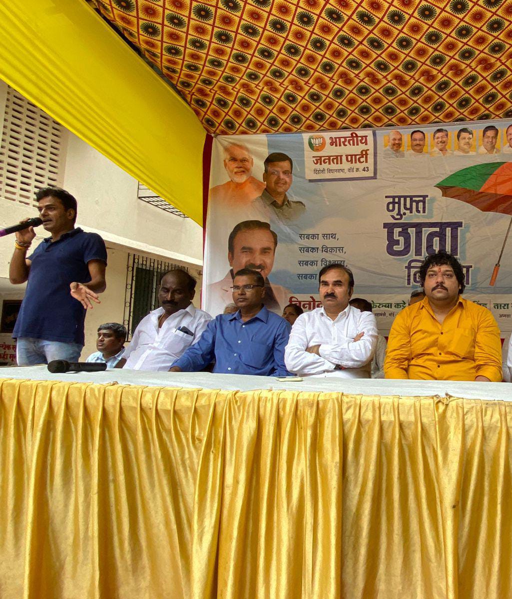 Lokender_BSR's tweet photo. मुंबईच्या मुसळधार पावसाच्या पार्श्वभूमीवर माझ्या प्रभागातील लोकांचे जीवन सुखकर व सुलभ व्हावे यासाठी लोकांना मोफत छत्र्यांचे वाटप केले. यावेळी लोकांनी देखील उत्स्फूर्त प्रतिसाद दिला. या कार्यक्रमाला पक्षाचे नेते, पदाधिकारी व कार्यकर्ते उपस्थित होते. https://t.co/it8wlTh7vp
