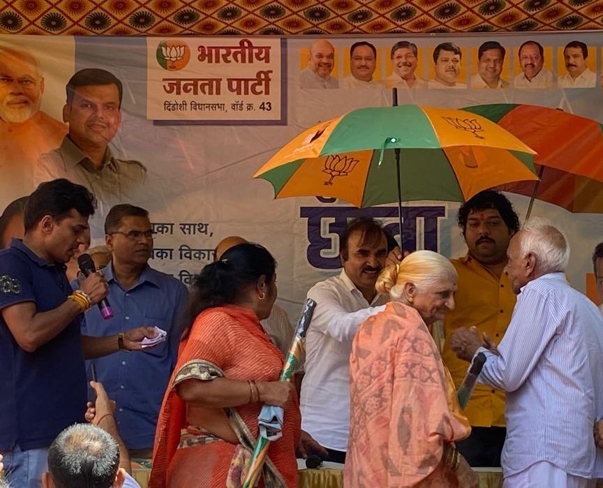 Lokender_BSR's tweet photo. मुंबईच्या मुसळधार पावसाच्या पार्श्वभूमीवर माझ्या प्रभागातील लोकांचे जीवन सुखकर व सुलभ व्हावे यासाठी लोकांना मोफत छत्र्यांचे वाटप केले. यावेळी लोकांनी देखील उत्स्फूर्त प्रतिसाद दिला. या कार्यक्रमाला पक्षाचे नेते, पदाधिकारी व कार्यकर्ते उपस्थित होते. https://t.co/it8wlTh7vp