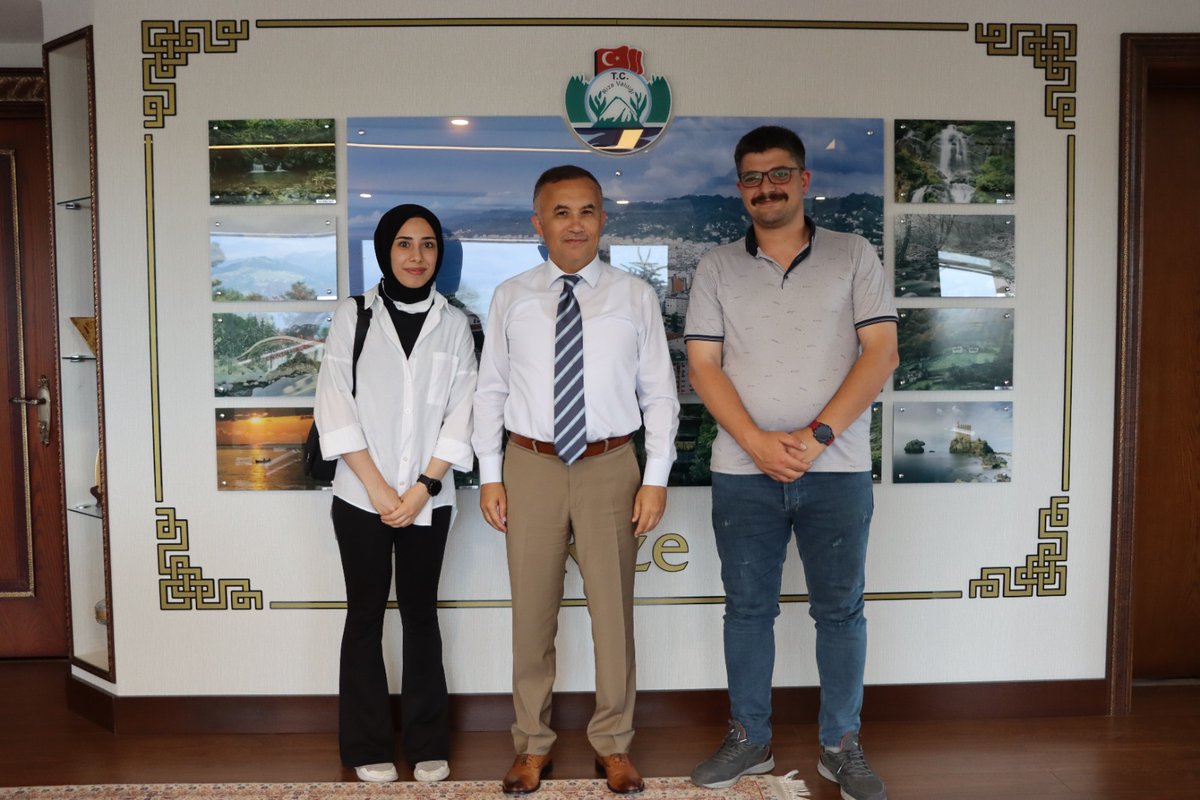 RizeVali's tweet photo. 📌Valimiz Kemal Çeber tarafından kız isteme merasimi gerçekleştirilen  @ihacomtr muhabiri Hasan Fehmi Demir ve sözlüsü Ezginur Balcı kendisine teşekkür ziyaretinde bulundular.

Vali Çeber, ziyarette genç çifte mutluluklar diledi. https://t.co/QIEBJiXJco