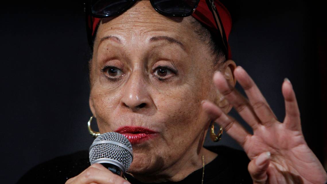 Diva d Buena Vista Social Club, la novia d feeling, Omara Portuondo dijo a Efe q 'a EEUU no le importa Cuba p/ nada, no ha cambiado nada y todo lo q hizo Obama lo han quitado. Biden no ha hecho casi nada'. Todo se debe 'al bloqueo q EEUU nos sigue imponiendo injustamente' !DIGNA!