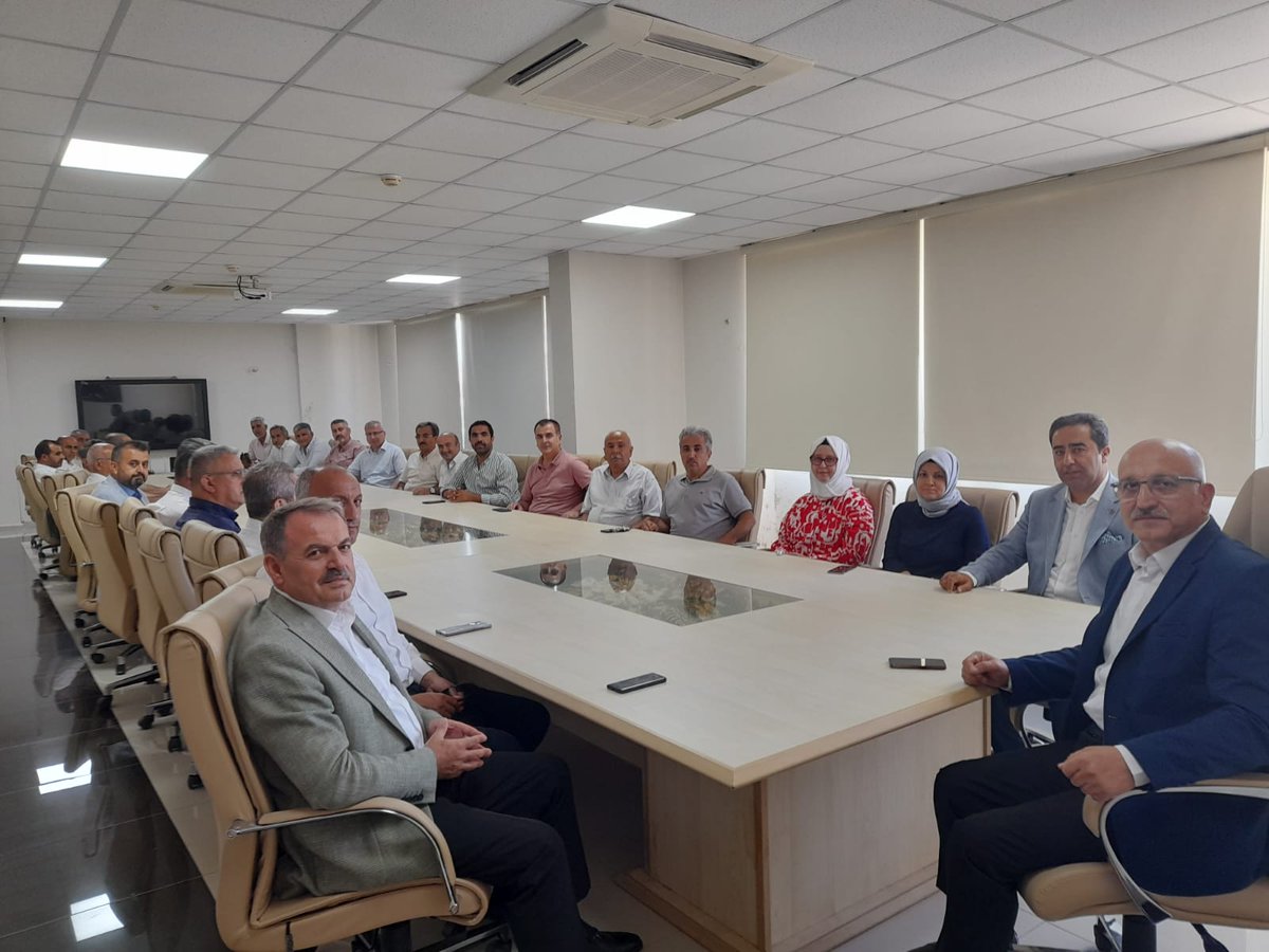 smailBayrakdar9's tweet photo. Memur Sen Hatay İl Temsilciliği ve Eğitim Bir Sen Hatay Şubesi olarak Hatay İl Milli Eğitim Müdürü Sn.@SeyitAliBuyuk 'e hayırlı olsun ziyaretinde bulunduk. Misafirperverlikleri dolayısıyla kendisine şahsım ve teşkilatım adına teşekkür eder yeni görevinde başarılar dilerim. https://t.co/LHI1C5bYg7