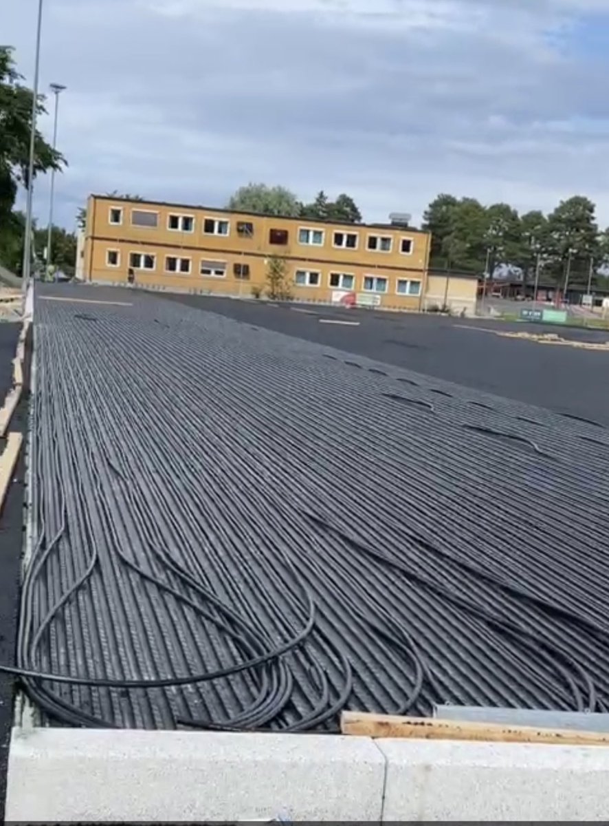 Da legges varmekabler på nye varmbo arena .