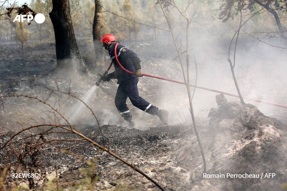 AFP's tweet photo. #BREAKING New record high temperatures registered in France: weather office https://t.co/VaY7hEXSPe