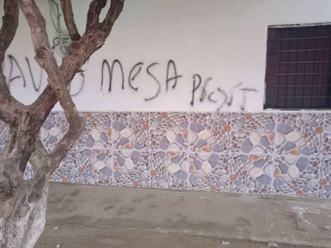 Rubenpe_62's tweet photo. Con estos letreros pintados en varios sectores, amanecen hoy los municipios de #Aracataca, #Fundación #ElReten. La gente está atemorizada. Se espera pronunciamiento de las autoridades. https://t.co/dAyliJ3eJ0