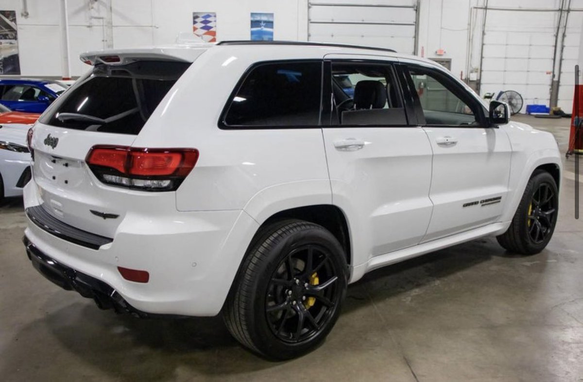 GrAutoGalllery's tweet photo. 2021 Jeep Grand Cherokee Trackhawk
⚙️ 6.2L V8
🛣 4k miles

This Trackhawk comes in Ivory 3 Coat White exterior paint complemented by a clean black interior. Powering this SRT is the extremely powerful, 707 horsepower, 6.2 Liter supercharged Hemi V8. #Jeep #Trackhawk #Cherokee https://t.co/kxRm2VrwqE