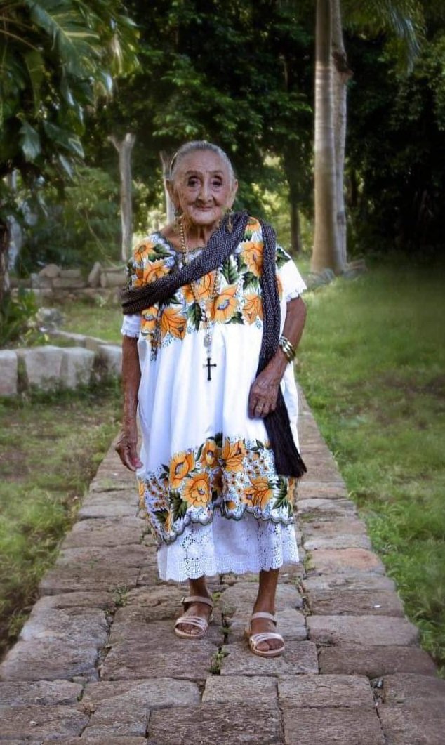 MadreSemestrosa's tweet photo. Abuelita yucateca de 94 años originaria del municipio de Dzan, Yucatán, posa para la cámara de Kire Grabador.
Las tradiciones y cultura maya más vivas que nunca 🧡
Maquillaje de Fernanda Parra. https://t.co/N7BEhHQxEq